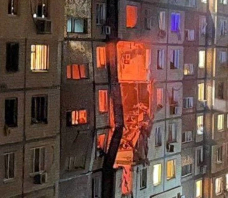 Rusi silovito napali Ukrajinu. Šire se fotografije zgrade u koju su zabili dron