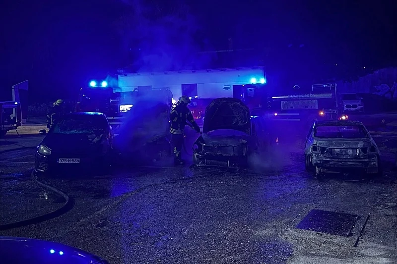 U dvorištu Srednje ekonomske škole u Mostaru izgorjelo šest vozila