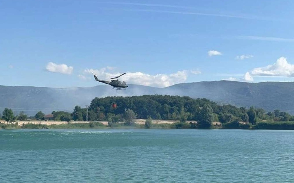 Požar kod Gruda i dalje aktivan, u gašenju pomaže helikopter OS BiH