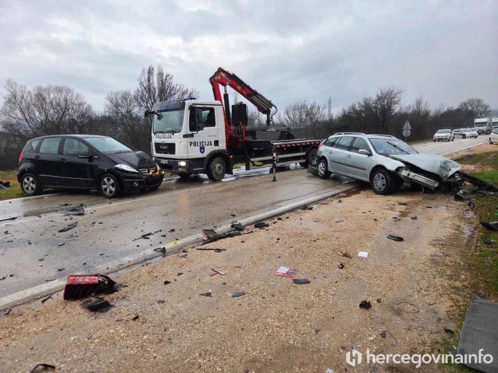 Dvije osobe ozlijeđene u prometnoj nezgodi u Mostaru, automobil udario u rasvjetni stup