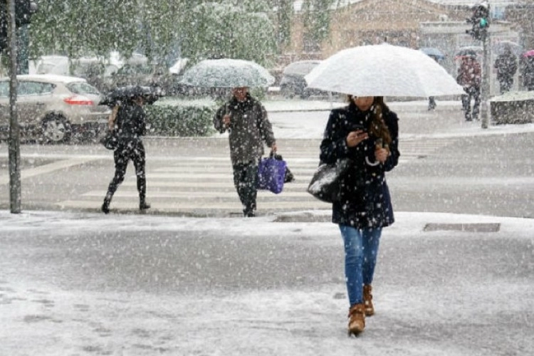 U Hrvatskoj kazne stanarima od 100 do 1.300 eura ako ne čiste snijeg i led oko zgrada – U Mostaru je MO Parking ‘preuzeo’ parking i zemljište zgrada stanarima te tako i obvezu čišćenja
