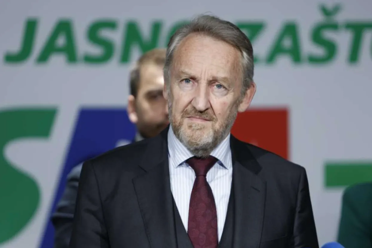 Apsolutno ništa ne ide, SDA se mora prihvatiti posla