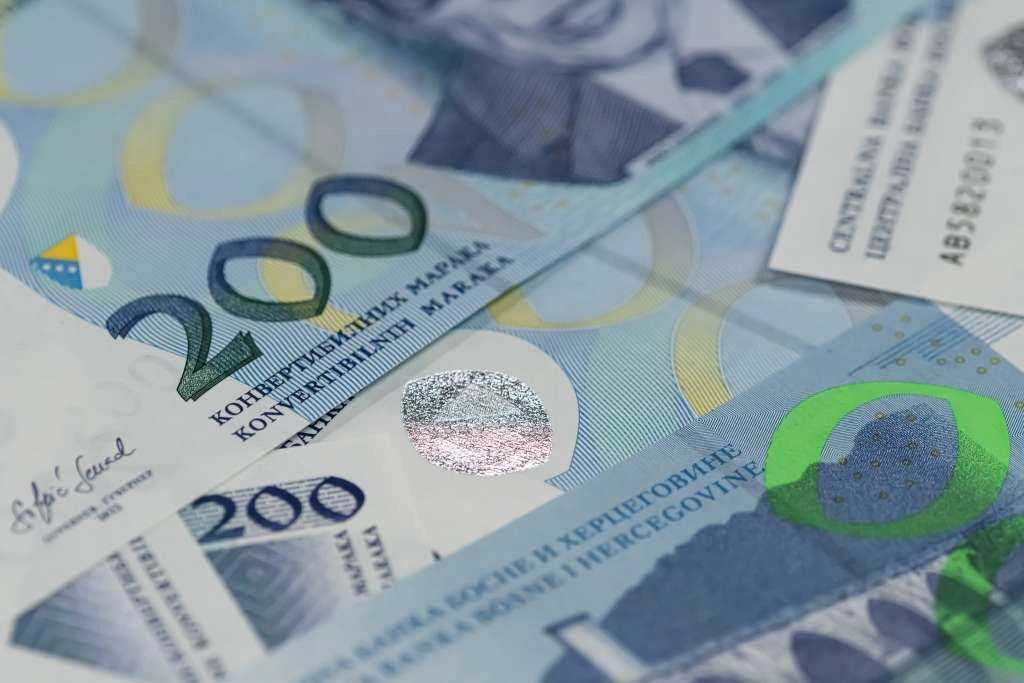 U svibnju u FBiH prosječna neto plaća 1.698 maraka, a bruto plaća 2.658 maraka